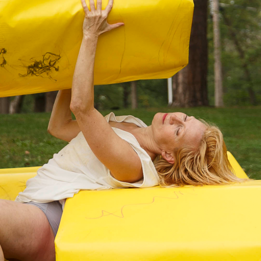 Five Angels on the Steps, performed by Kathleen Rea created by Newton Moraes